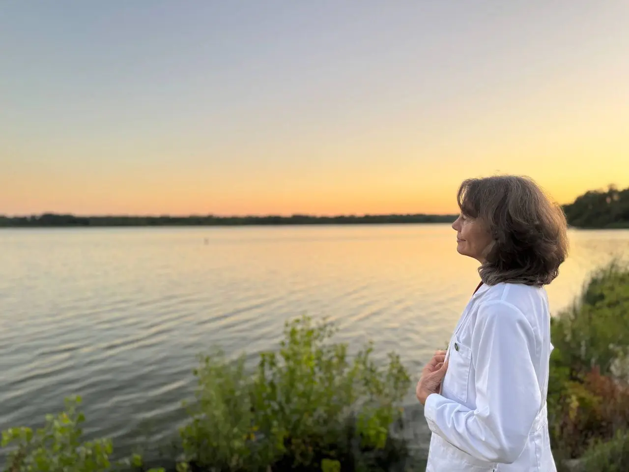 Atardecer junto al agua.